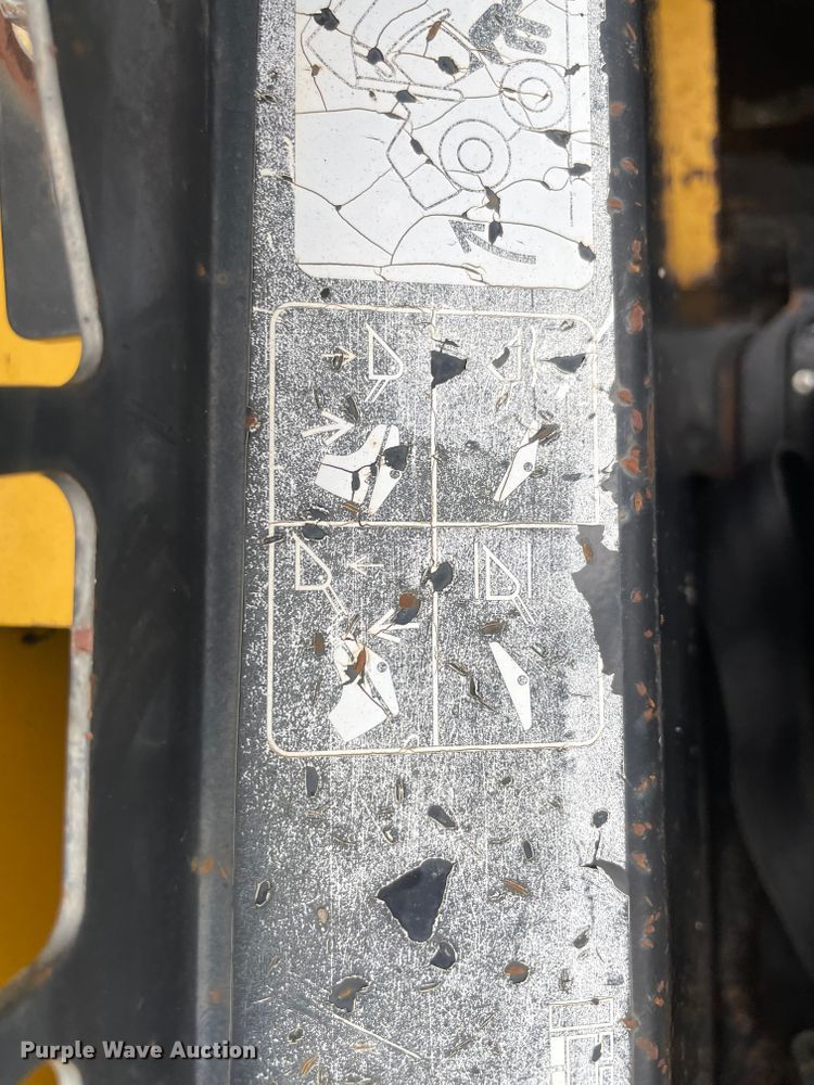 image for item MR9289 1999 John Deere 240  skid steer loader