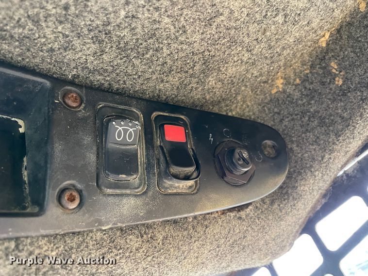 image for item MR9289 1999 John Deere 240  skid steer loader