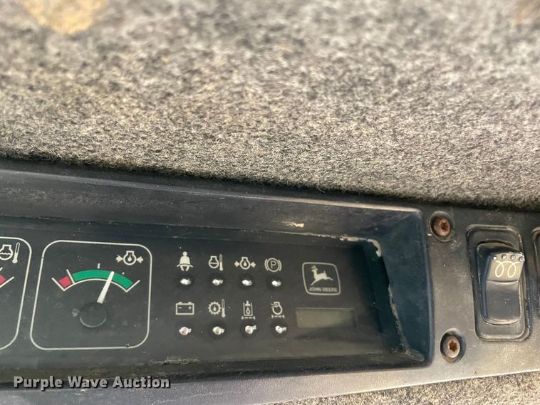 image for item MR9289 1999 John Deere 240  skid steer loader