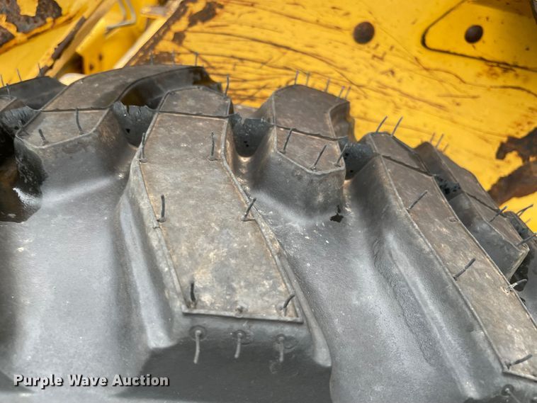 image for item MR9289 1999 John Deere 240  skid steer loader