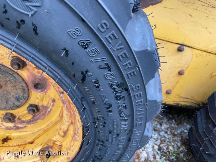 image for item MR9289 1999 John Deere 240  skid steer loader