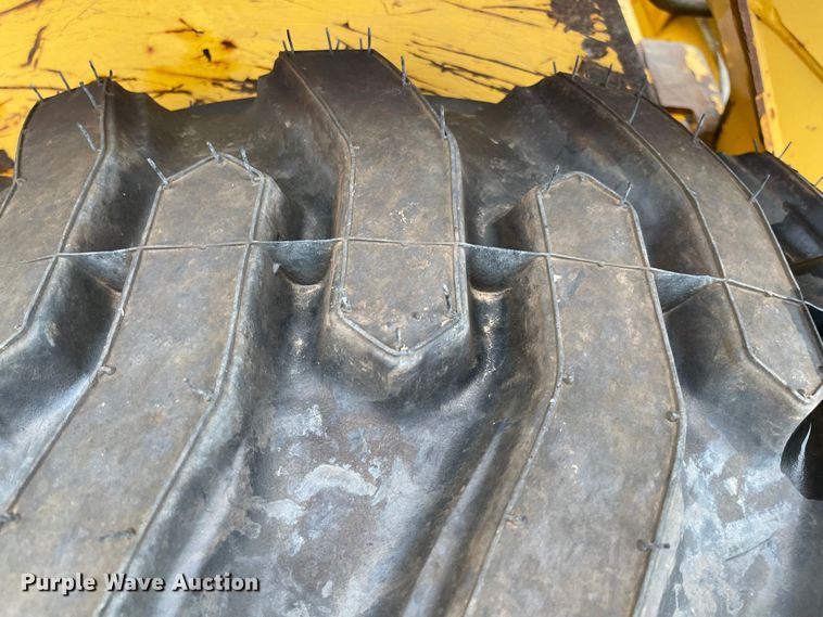 image for item MR9289 1999 John Deere 240  skid steer loader