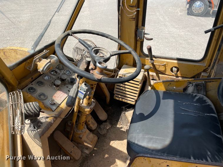image for item MR9324 1972 Caterpillar 950  wheel loader