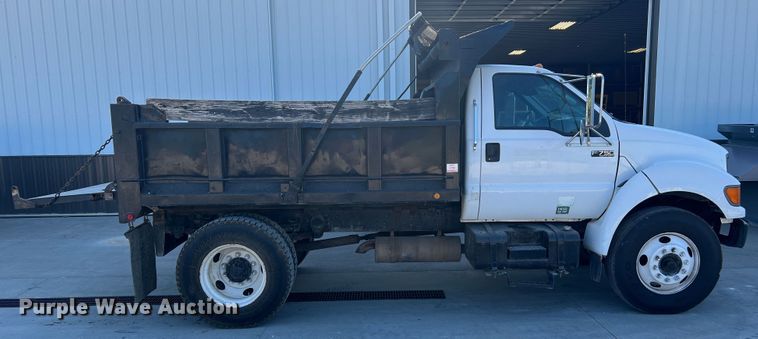 image for item MR9824 2000 Ford F750 Super Duty XL  dump truck