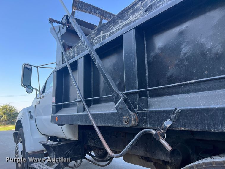 image for item MR9824 2000 Ford F750 Super Duty XL  dump truck