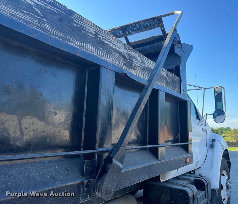 image for item MR9824 2000 Ford F750 Super Duty XL  dump truck