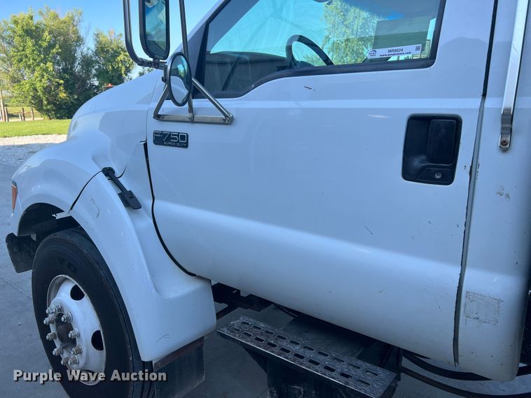 image for item MR9824 2000 Ford F750 Super Duty XL  dump truck