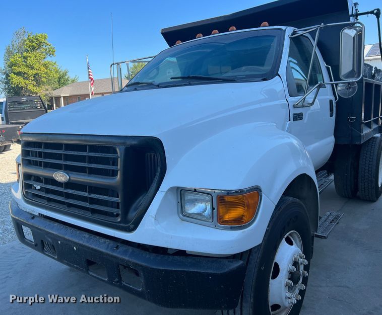 image for item MR9824 2000 Ford F750 Super Duty XL  dump truck