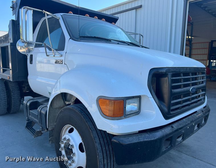 image for item MR9824 2000 Ford F750 Super Duty XL  dump truck