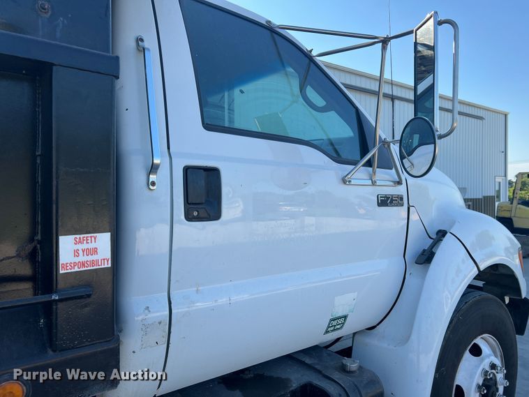 image for item MR9824 2000 Ford F750 Super Duty XL  dump truck