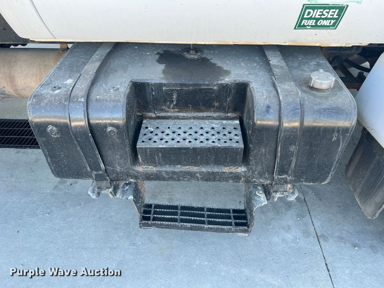 image for item MR9824 2000 Ford F750 Super Duty XL  dump truck