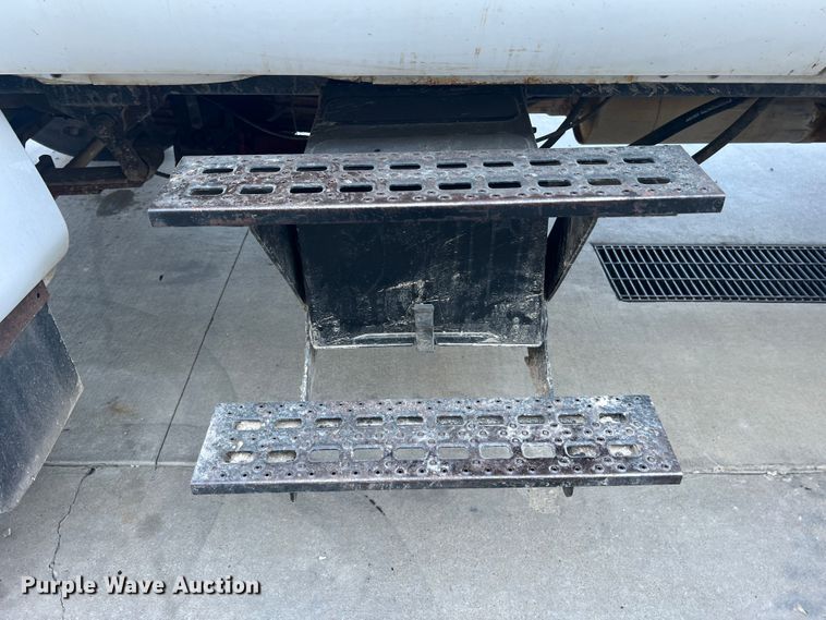 image for item MR9824 2000 Ford F750 Super Duty XL  dump truck