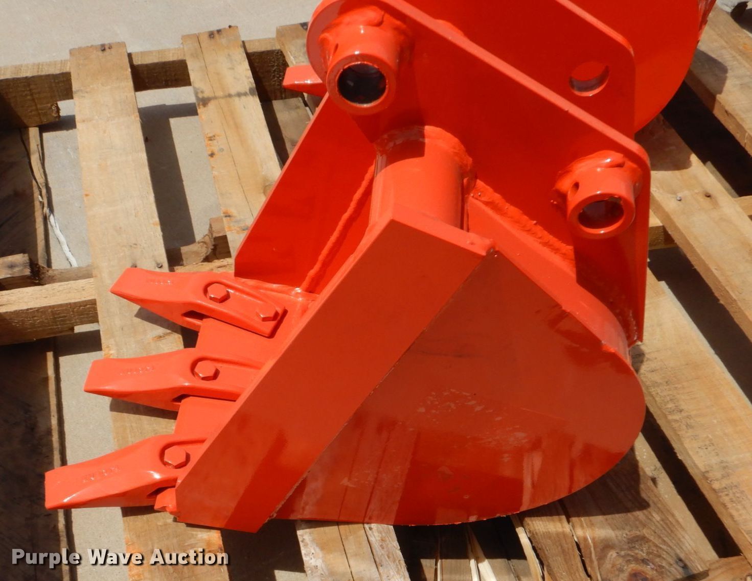 Kubota BT1952A mini excavator bucket in Grapevine, TX Item LS9815