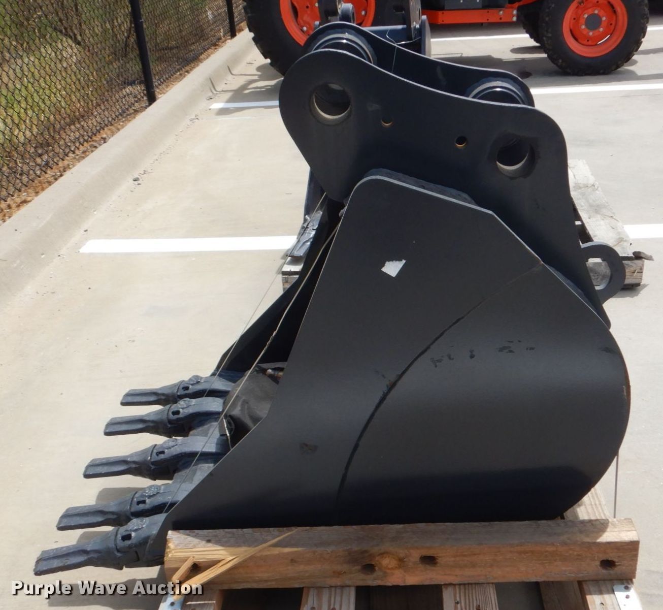 Kubota excavator bucket in Grapevine, TX Item LS9838 sold Purple Wave