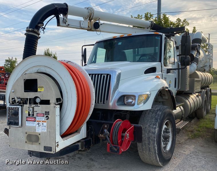 image for item DK6472 2003 International 7400  sewer jetter truck
