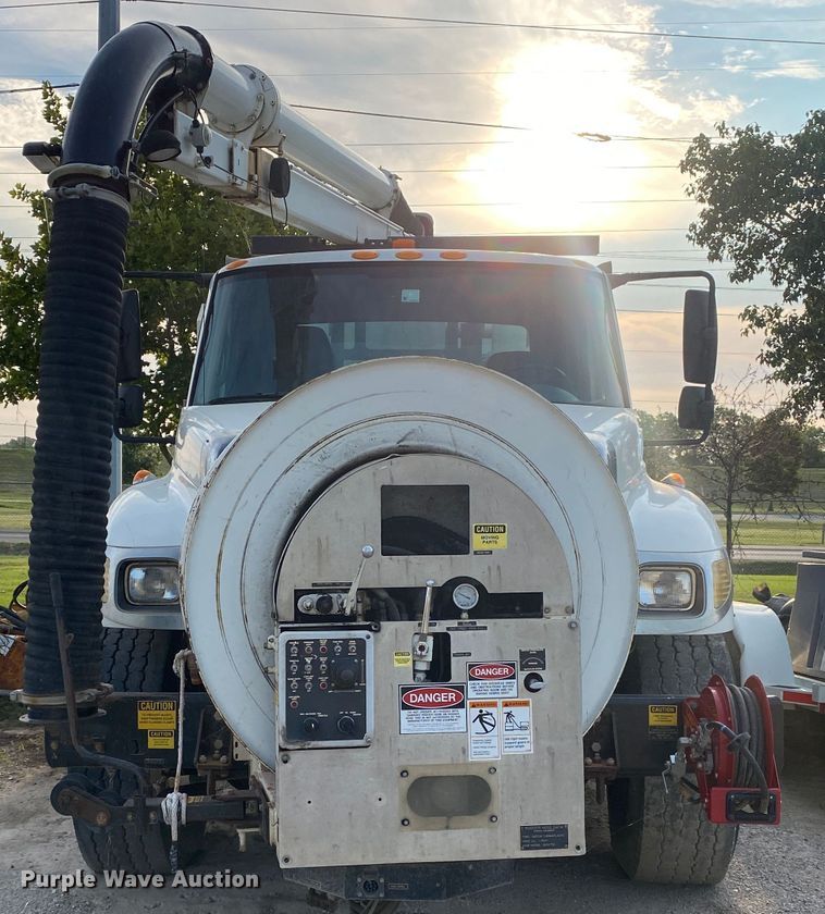 image for item DK6472 2003 International 7400  sewer jetter truck