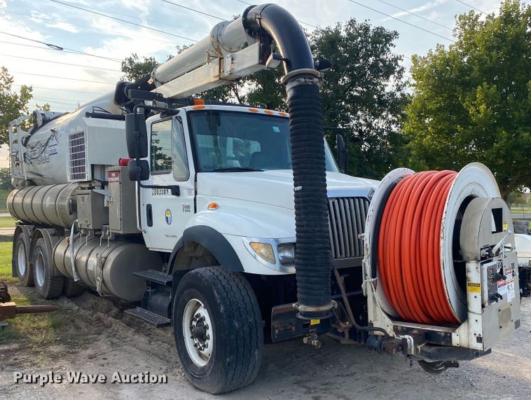 image for item DK6472 2003 International 7400  sewer jetter truck