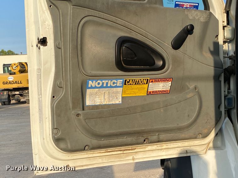 image for item DK6472 2003 International 7400  sewer jetter truck