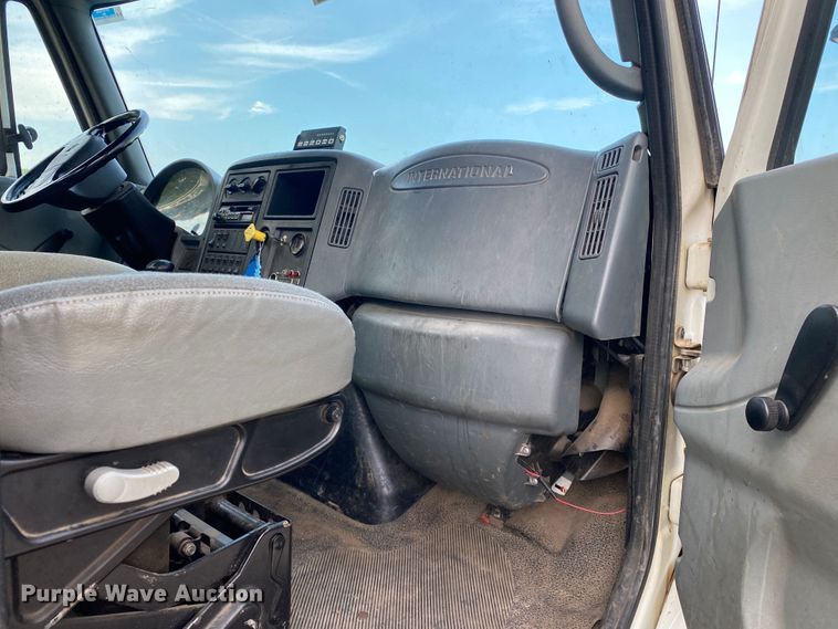 image for item DK6472 2003 International 7400  sewer jetter truck