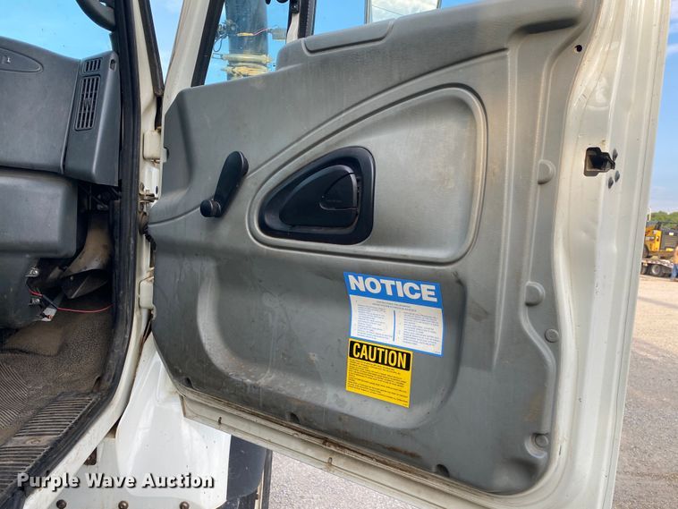 image for item DK6472 2003 International 7400  sewer jetter truck