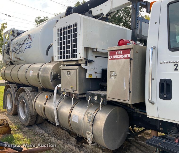 image for item DK6472 2003 International 7400  sewer jetter truck