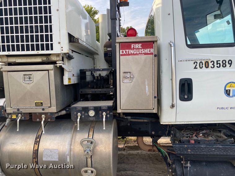 image for item DK6472 2003 International 7400  sewer jetter truck