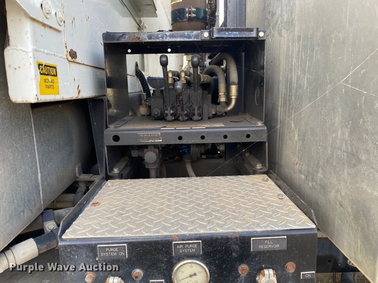 image for item DK6472 2003 International 7400  sewer jetter truck