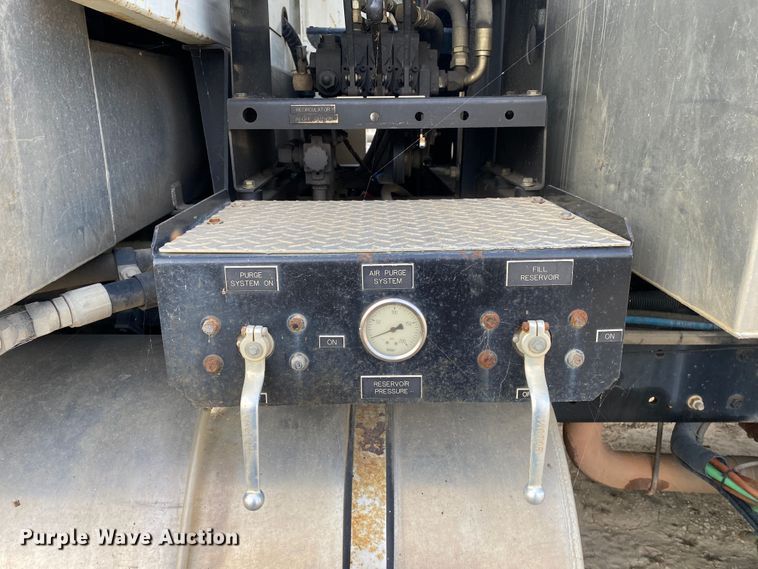 image for item DK6472 2003 International 7400  sewer jetter truck