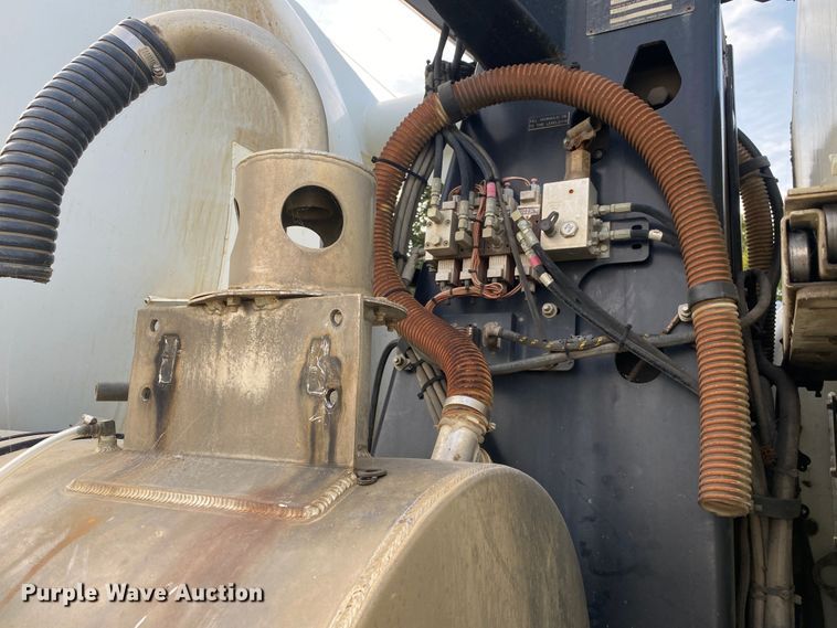 image for item DK6472 2003 International 7400  sewer jetter truck