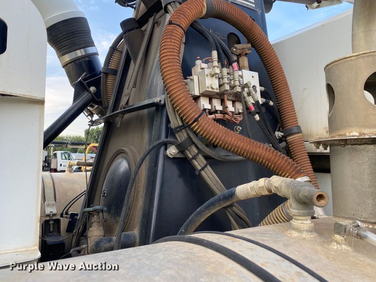 image for item DK6472 2003 International 7400  sewer jetter truck