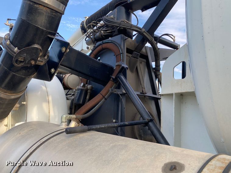 image for item DK6472 2003 International 7400  sewer jetter truck