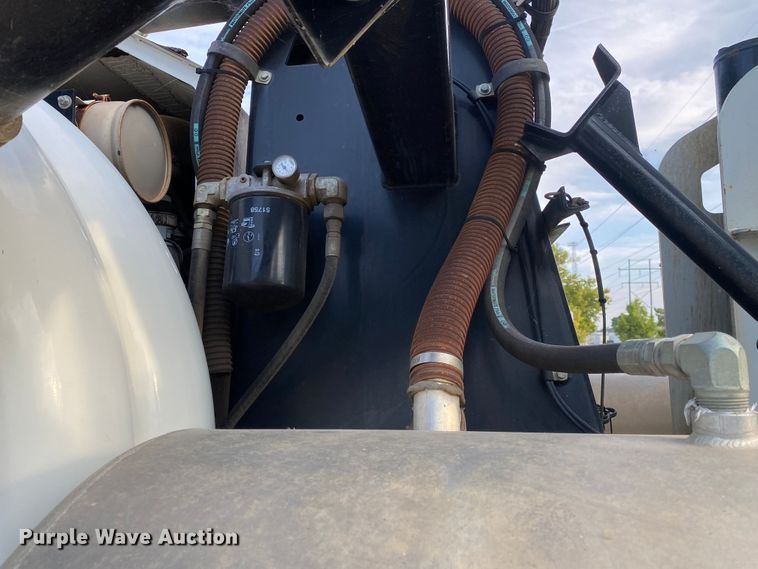 image for item DK6472 2003 International 7400  sewer jetter truck