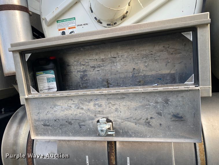 image for item DK6472 2003 International 7400  sewer jetter truck