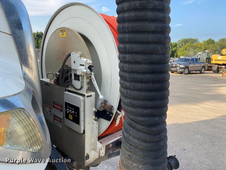 image for item DK6472 2003 International 7400  sewer jetter truck