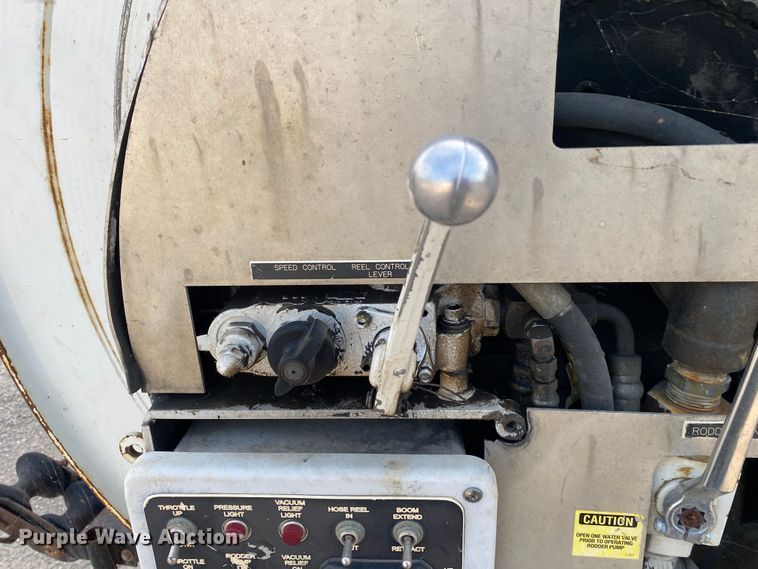 image for item DK6472 2003 International 7400  sewer jetter truck