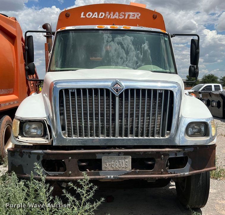 image for item DK7027 2006 International 7400  refuse truck