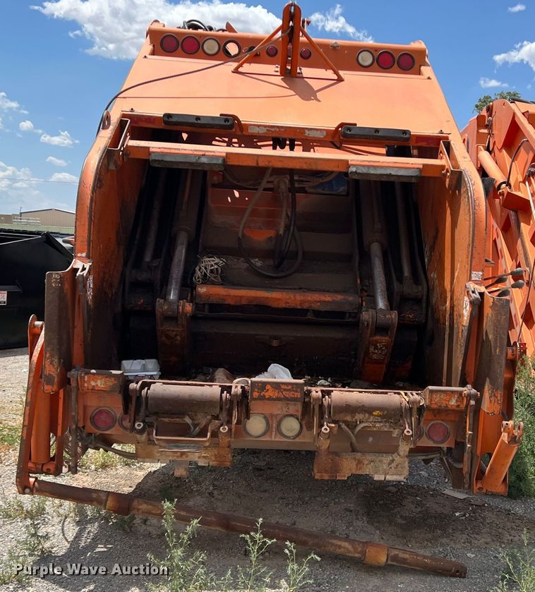 image for item DK7027 2006 International 7400  refuse truck