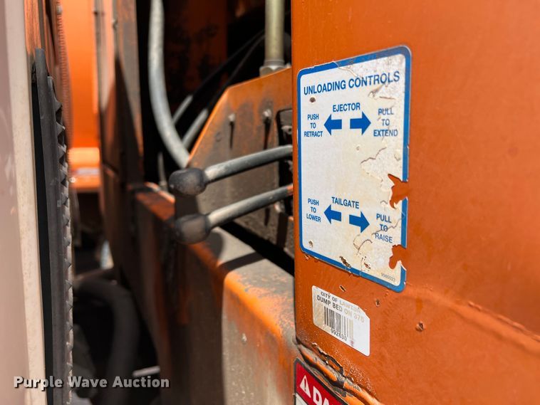 image for item DK7027 2006 International 7400  refuse truck