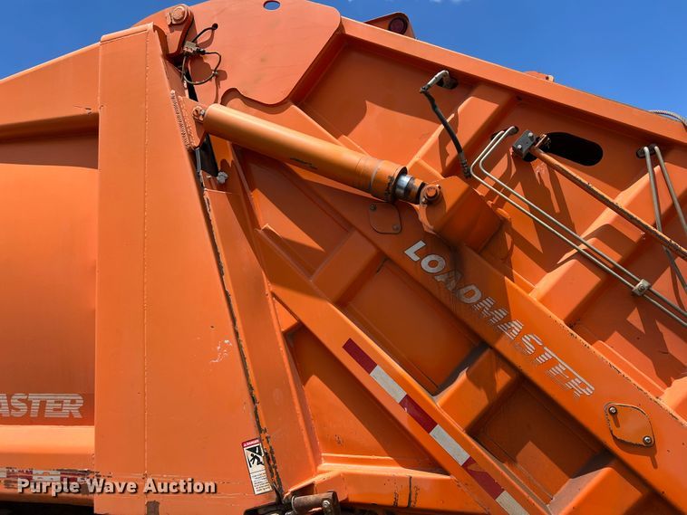 image for item DK7027 2006 International 7400  refuse truck