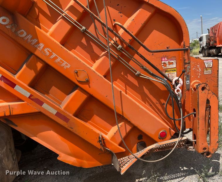 image for item DK7027 2006 International 7400  refuse truck