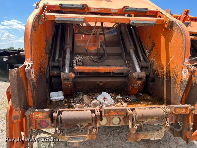 image for item DK7027 2006 International 7400  refuse truck