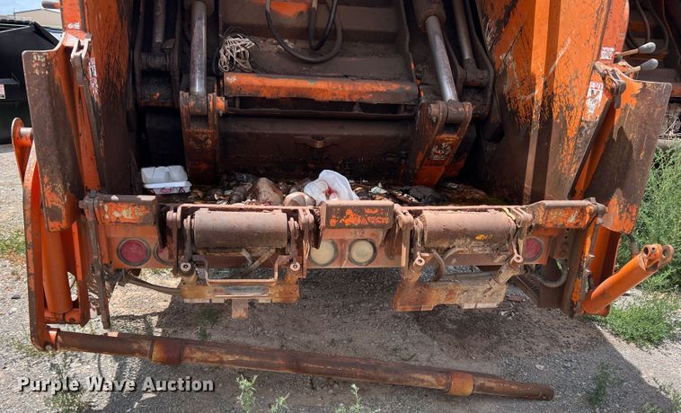 image for item DK7027 2006 International 7400  refuse truck