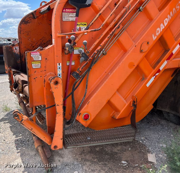 image for item DK7027 2006 International 7400  refuse truck