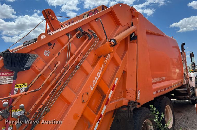 image for item DK7027 2006 International 7400  refuse truck