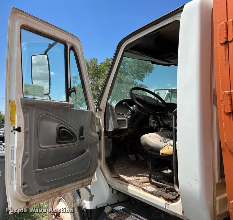 image for item DK7027 2006 International 7400  refuse truck