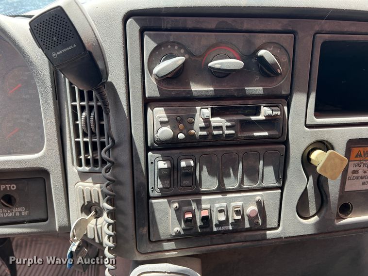 image for item DK7027 2006 International 7400  refuse truck