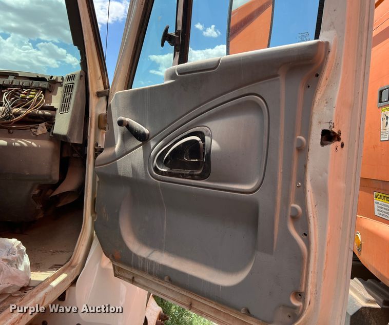 image for item DK7027 2006 International 7400  refuse truck