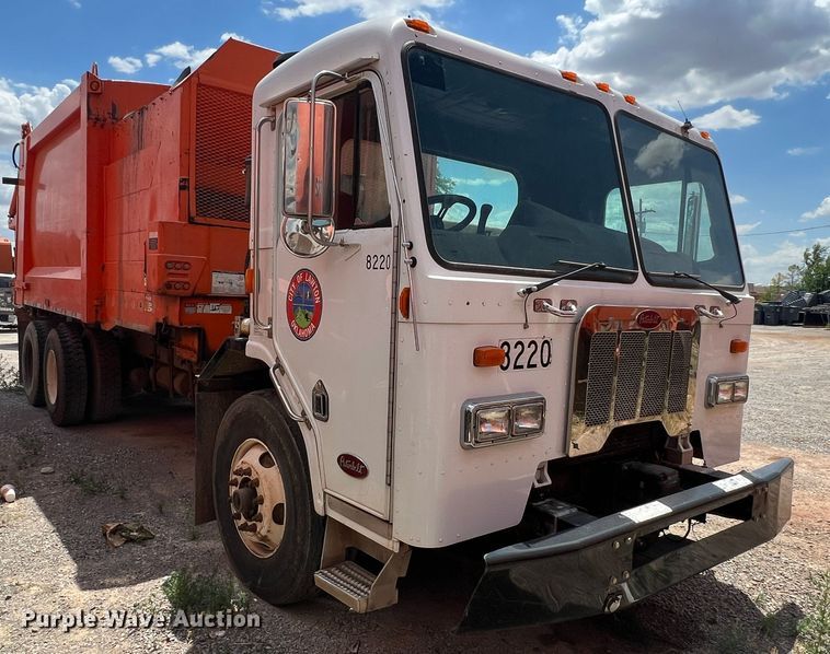 image for item DK7028 2009 Peterbilt 320  refuse truck