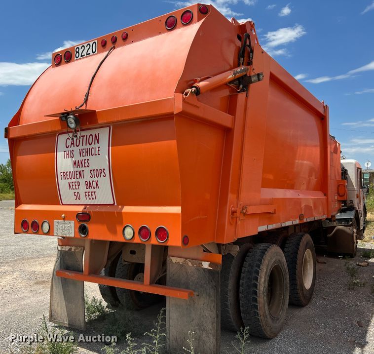 image for item DK7028 2009 Peterbilt 320  refuse truck