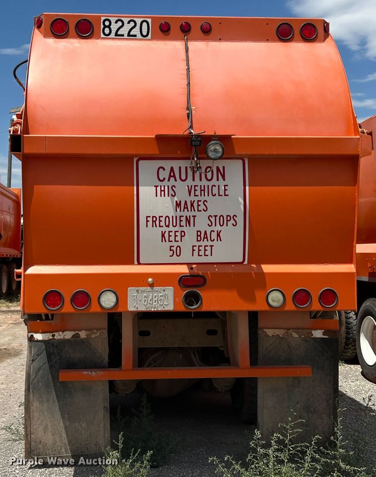 image for item DK7028 2009 Peterbilt 320  refuse truck